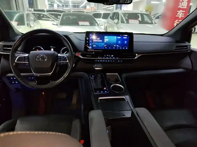 Toyota Sienna — Фото автомобиля 9