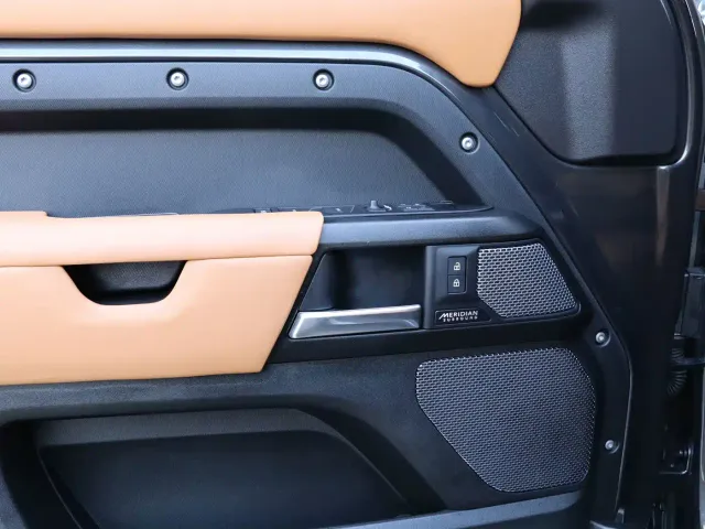 Land Rover Defender — Фото автомобиля 16