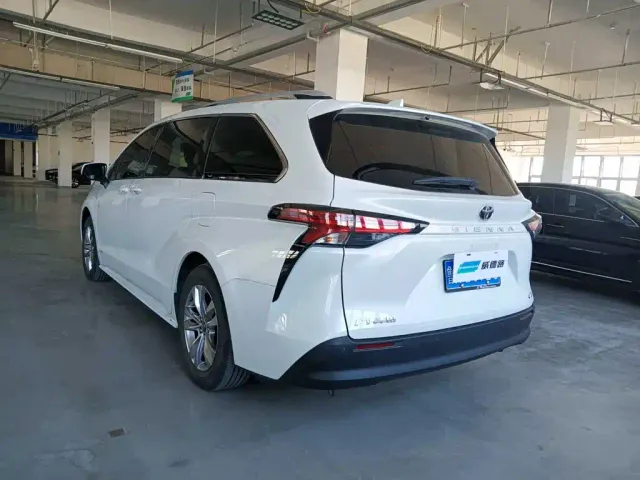 Toyota Sienna — Фото автомобиля 4