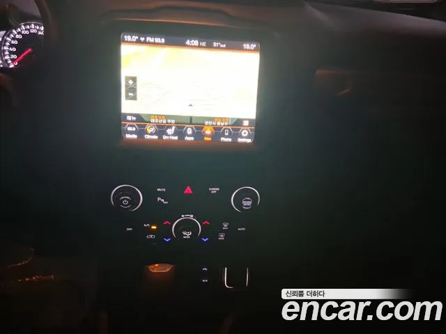 Jeep Renegade — Фото автомобиля 15