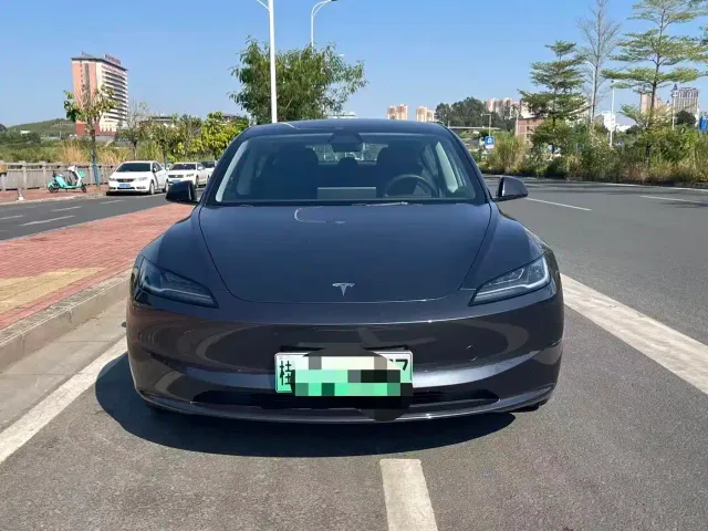 Tesla Model 3 — Фото автомобиля 2