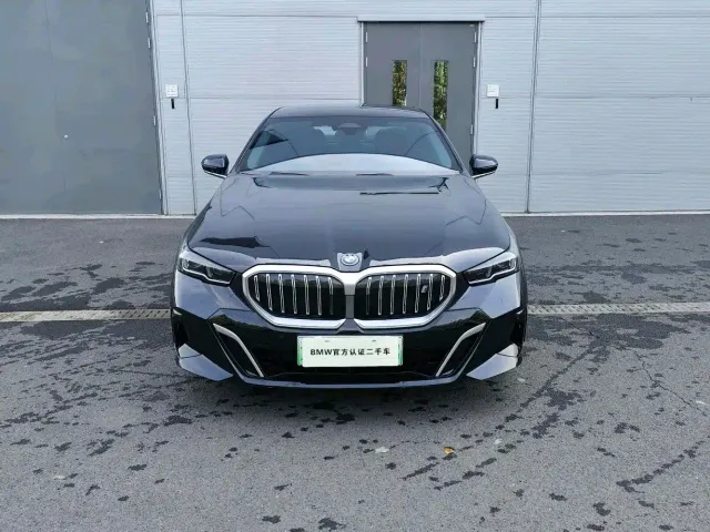 BMW i5 — Фото автомобиля 2