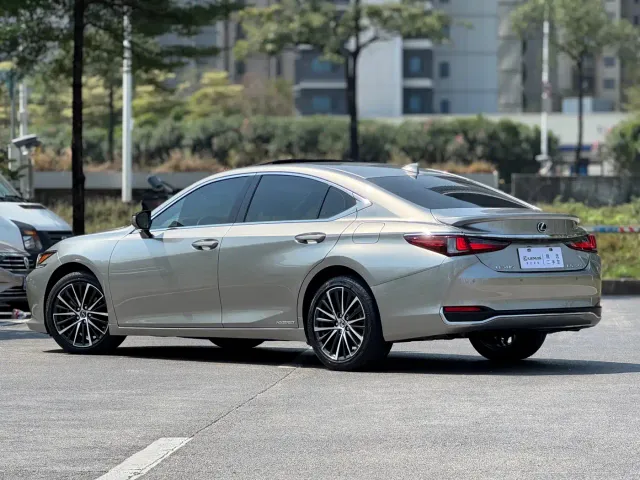 Lexus ES — Фото автомобиля 4