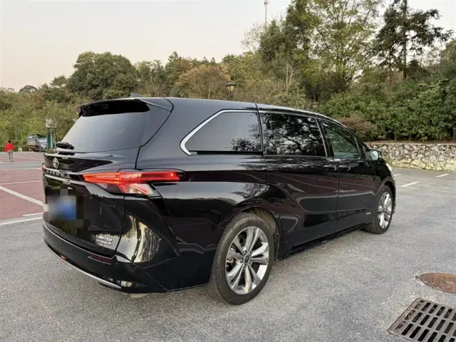 Toyota Sienna — Фото автомобиля 14