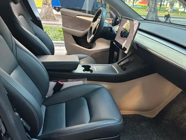 Tesla Model Y — Фото автомобиля 11