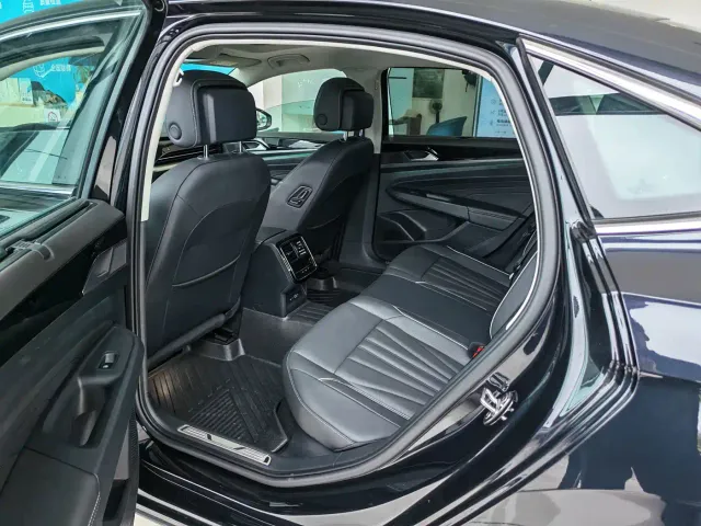 Volkswagen Passat — Фото автомобиля 3