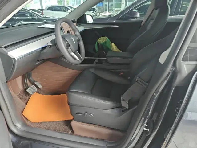 Tesla Model Y — Фото автомобиля 14