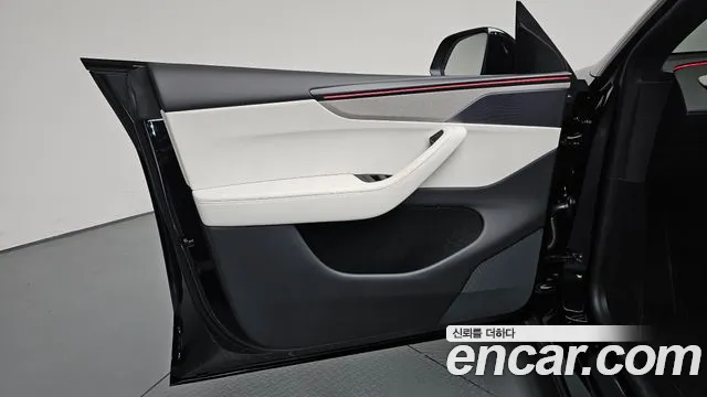 Tesla Model Y — Фото автомобиля 13
