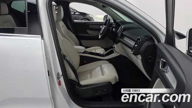 Volvo XC40 — Фото автомобиля 11