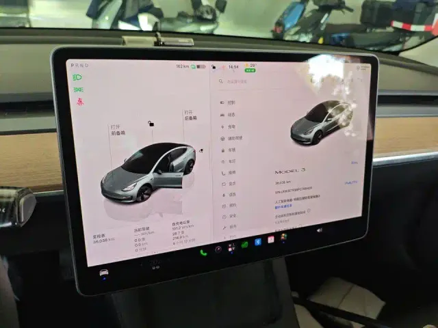Tesla Model 3 — Фото автомобиля 4