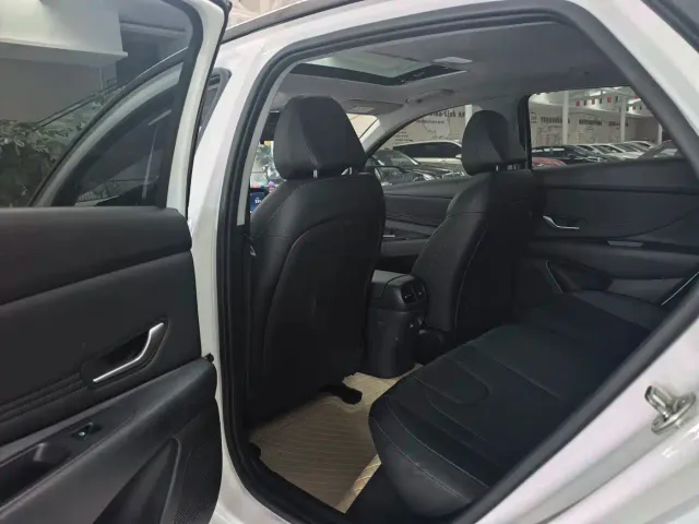 Hyundai Elantra — Фото автомобиля 12