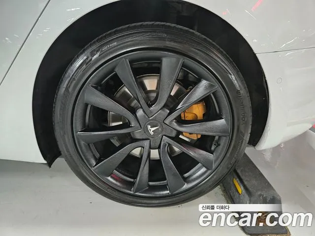 Tesla Model 3 — Фото автомобиля 18