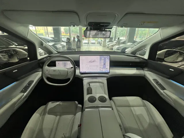 Xpeng X9 — Фото автомобиля 10