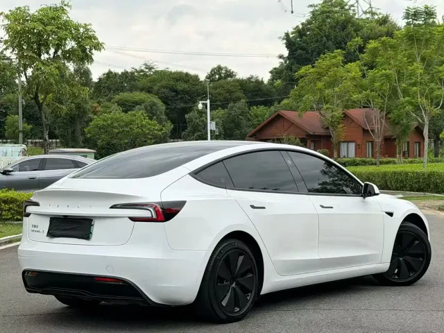 Tesla Model 3 — Фото автомобиля 6