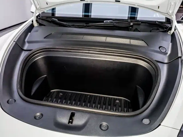 Tesla Model Y — Фото автомобиля 30