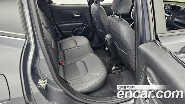 Jeep Renegade — Фото автомобиля 10