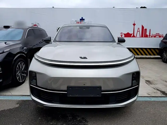 Li Auto L8 — Фото автомобиля 2