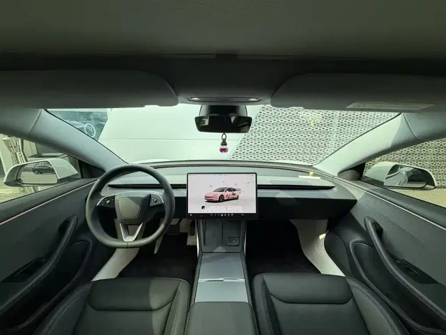 Tesla Model 3 — Фото автомобиля 15