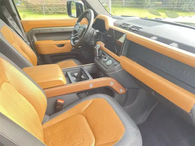 Land Rover Defender — Фото автомобиля 13