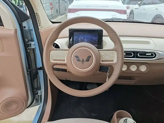 Wuling Motors Hongguang MINIEV 2025 4-Door Premium Edition — Фото автомобиля 10