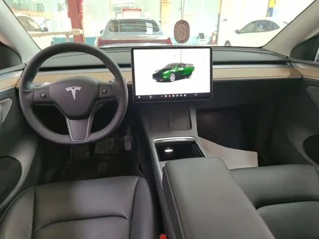 Tesla Model Y — Фото автомобиля 9