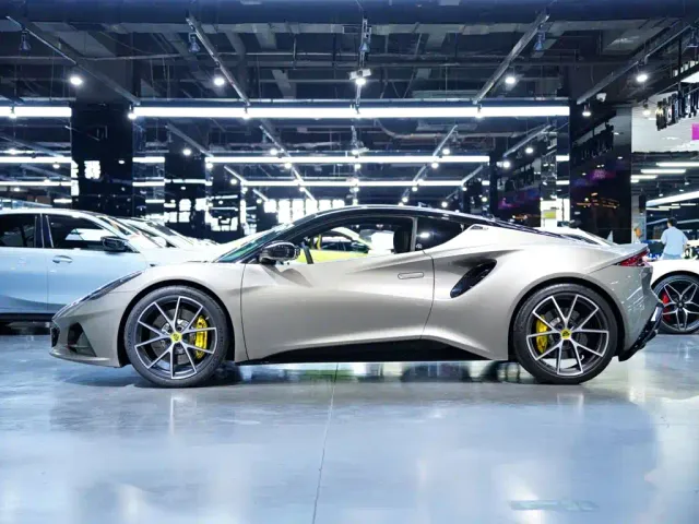 Lotus Emira — Фото автомобиля 4