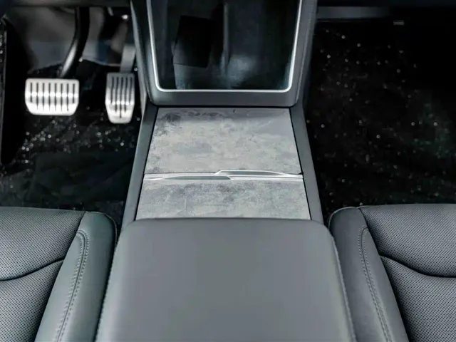 Tesla Model Y — Фото автомобиля 13