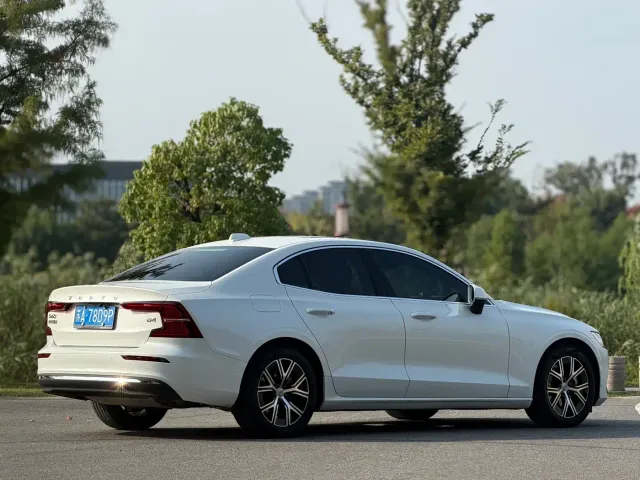 Volvo S60 — Фото автомобиля 14