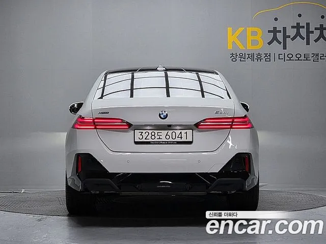 BMW 5-Series 5 серия (G60) 530i xDrive M Sport — Фото автомобиля 4