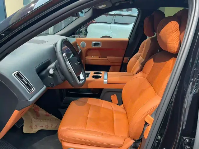 Li Auto L8 — Фото автомобиля 12