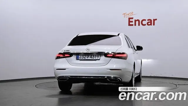 Mercedes-Benz E-Class — Фото автомобиля 4