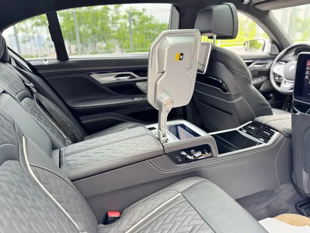 BMW 7 Series — Фото автомобиля 22