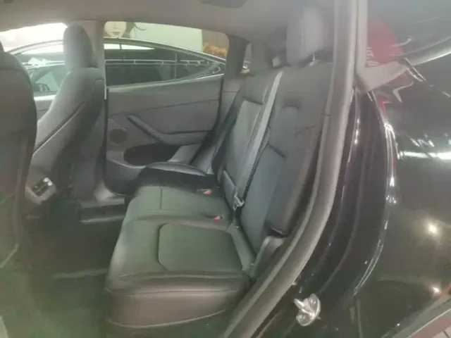 Tesla Model Y — Фото автомобиля 16