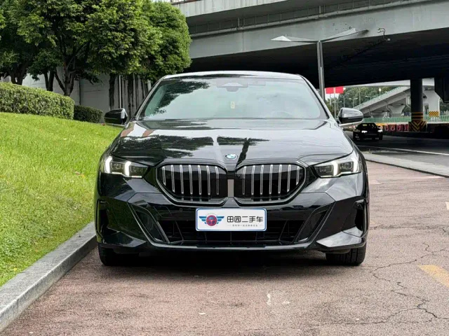 BMW 5 Series — Фото автомобиля 2