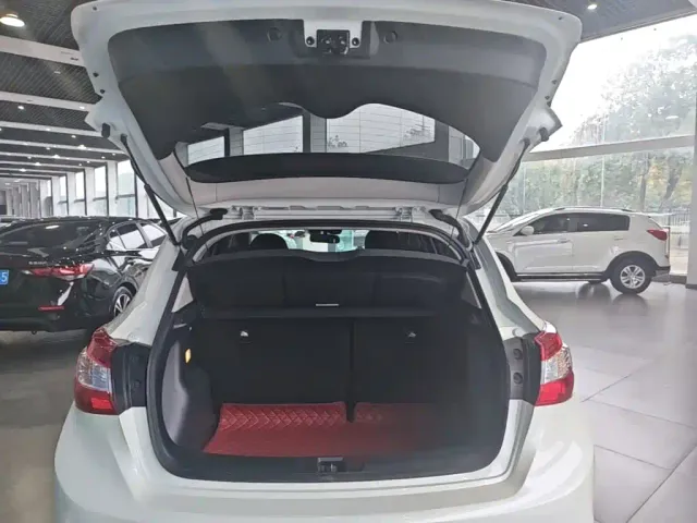 Nissan Tiida — Фото автомобиля 18
