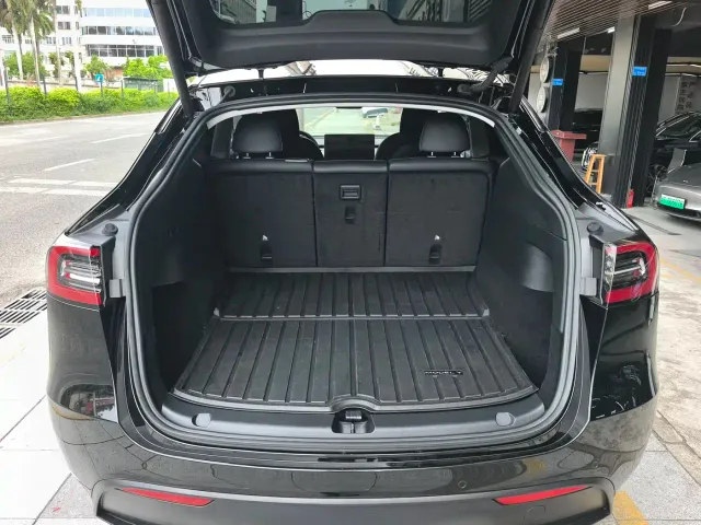 Tesla Model Y — Фото автомобиля 12