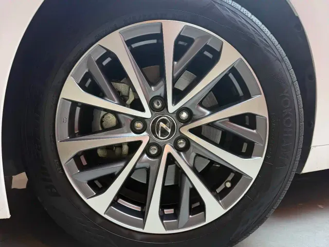 Lexus ES — Фото автомобиля 13