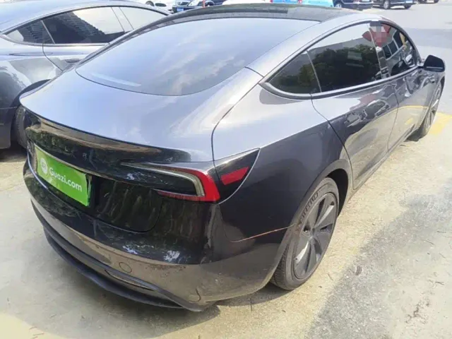 Tesla Model 3 — Фото автомобиля 6