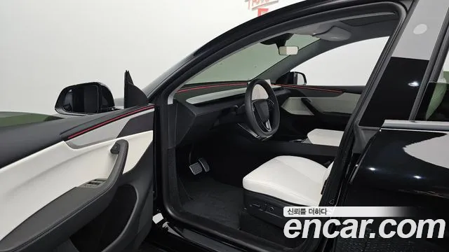 Tesla Model Y — Фото автомобиля 15