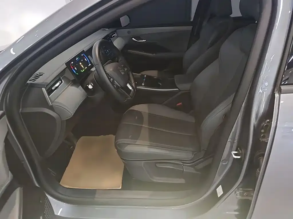 BYD Qin PLUS 2026 DM-i Smart Edition 128KM Progressive — Фото автомобиля 14