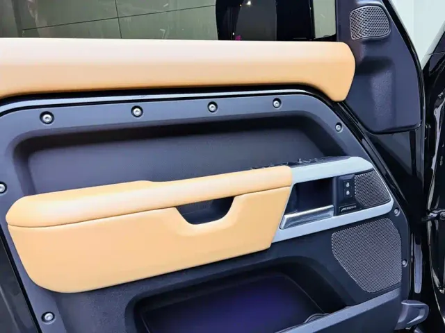 Land Rover Defender — Фото автомобиля 2