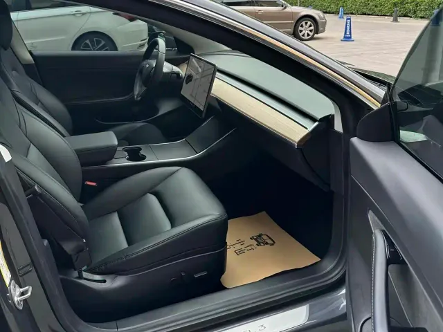Tesla Model 3 — Фото автомобиля 10