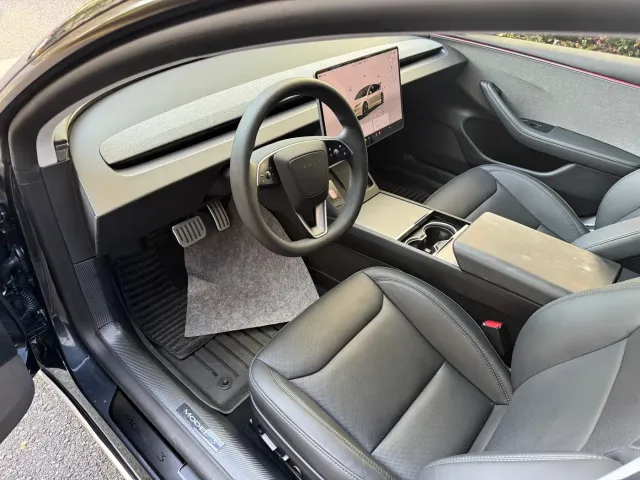 Tesla Model 3 — Фото автомобиля 12