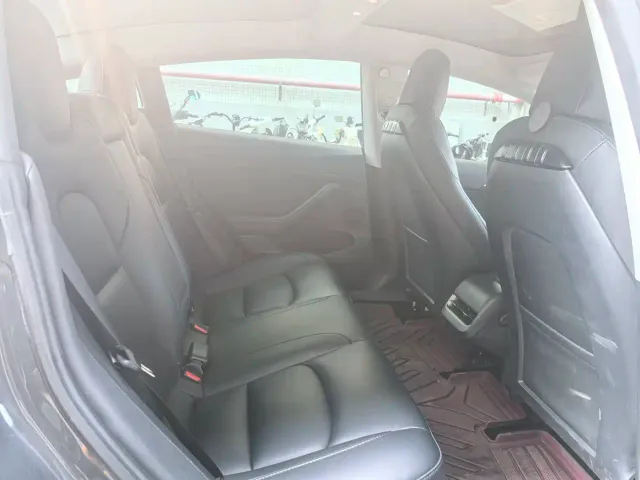 Tesla Model 3 — Фото автомобиля 15