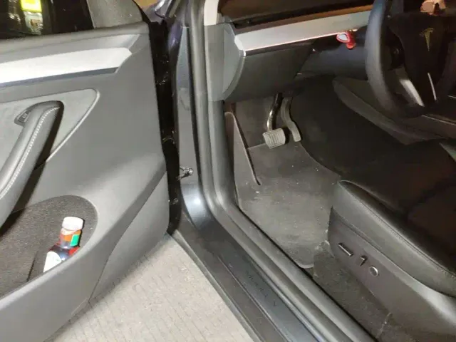 Tesla Model Y — Фото автомобиля 17