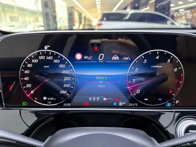 Mercedes-Benz E-Class — Фото автомобиля 12