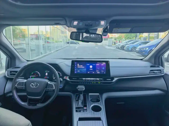 Toyota Sienna — Фото автомобиля 12