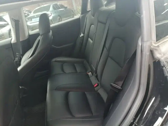 Tesla Model 3 — Фото автомобиля 16