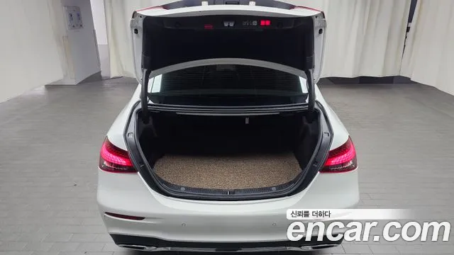 Mercedes-Benz E-Class — Фото автомобиля 16