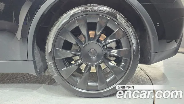 Tesla Model Y — Фото автомобиля 21